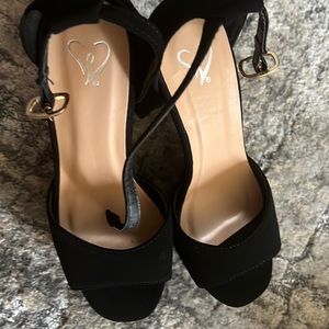 Windsors black heels size 6! Perfect for graduation and comfortable/adjustable.